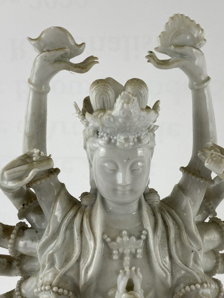 Sujet en porcelaine émaillée, blanc de Chine - Chine, - Il est moulé à l'effigi…