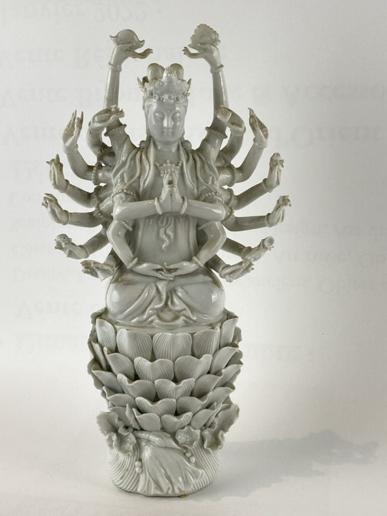 Sujet en porcelaine émaillée, blanc de Chine - Chine, - Il est moulé à l'effigi…