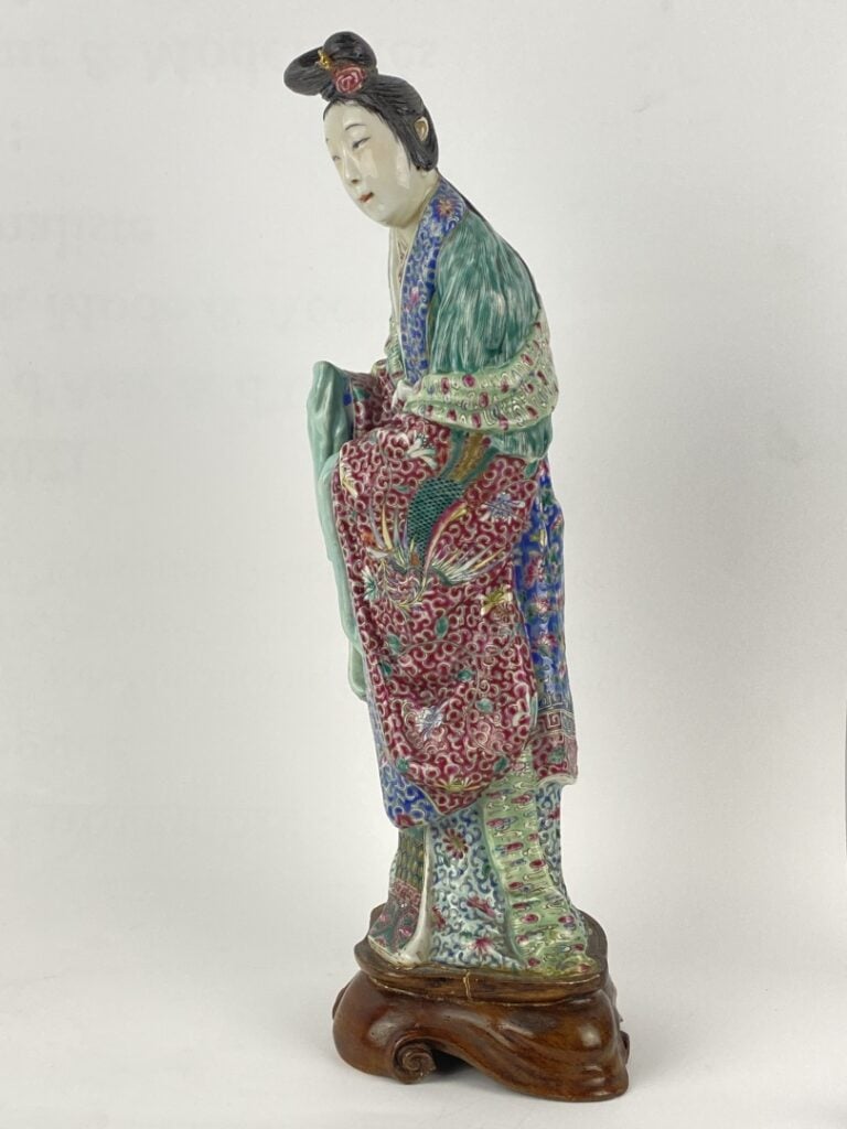 Sujet en porcelaine émaillée dans le style de la "Famille rose " - Chine, - La…