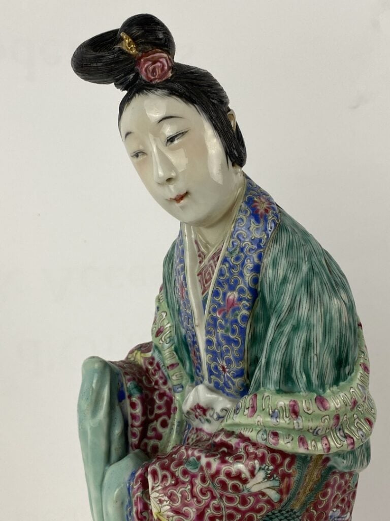 Sujet en porcelaine émaillée dans le style de la "Famille rose " - Chine, - La…