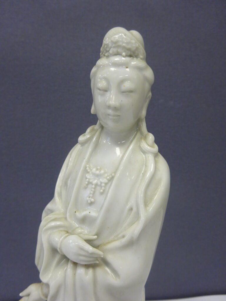 [-] SUJET EN PORCELAINE MOULEE DANS LE GOUT DES BLANCS DE CHINE - Chine - Il fi…
