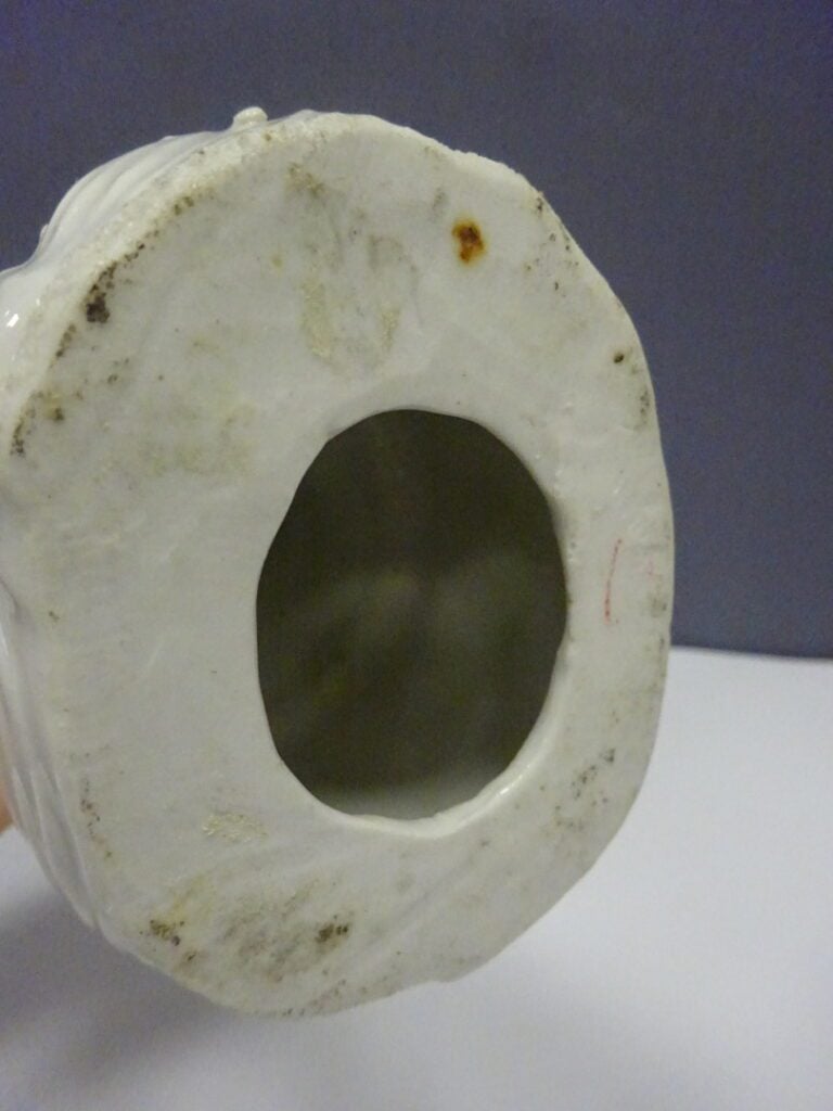 [-] SUJET EN PORCELAINE MOULEE DANS LE GOUT DES BLANCS DE CHINE - Chine - Il fi…