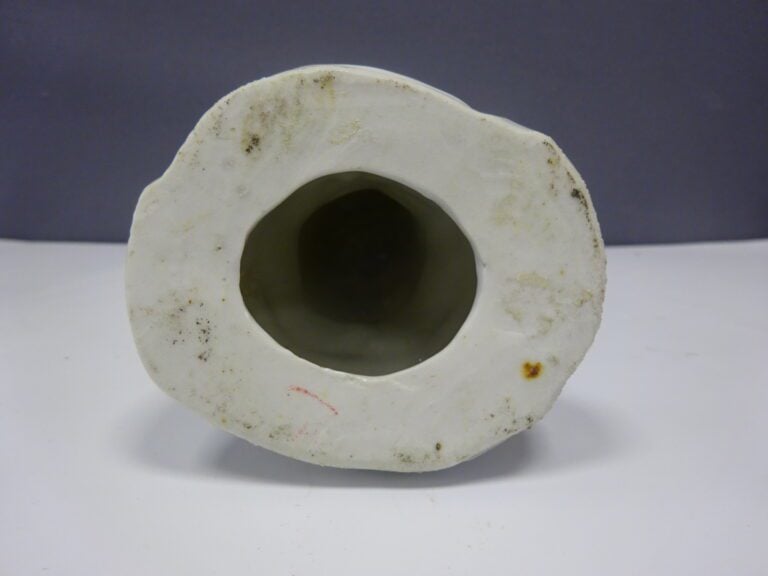 [-] SUJET EN PORCELAINE MOULEE DANS LE GOUT DES BLANCS DE CHINE - Chine - Il fi…