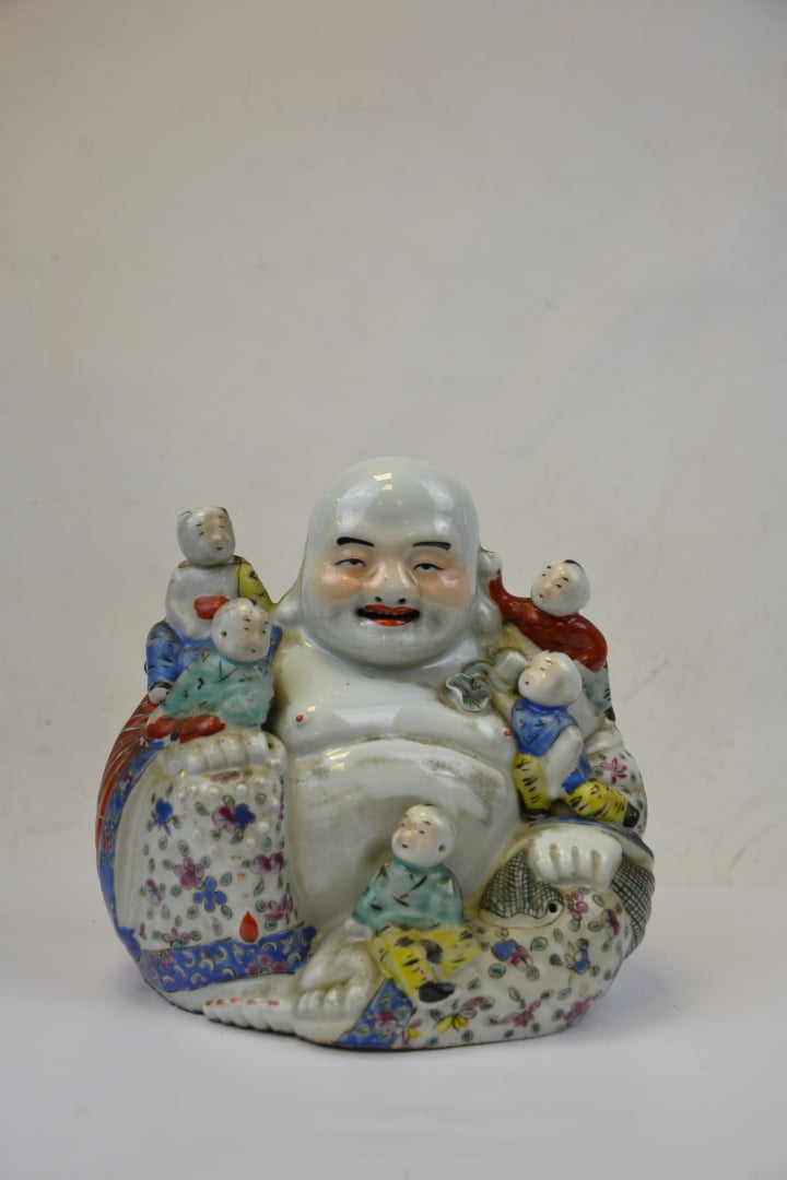 SUJET EN PORCELAINE MOULEE REPRESENTANT UN PUTAI / BOUDDHA RIEUR ENTOURE DE CIN…