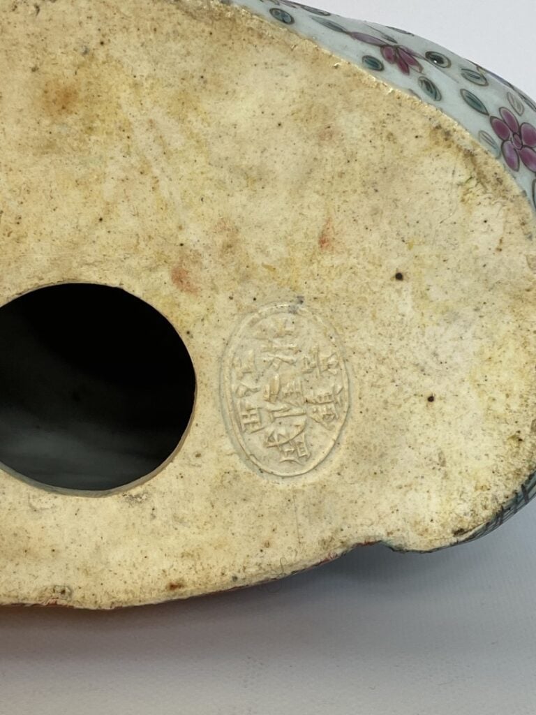 SUJET EN PORCELAINE MOULEE REPRESENTANT UN PUTAI / BOUDDHA RIEUR ENTOURE DE CIN…
