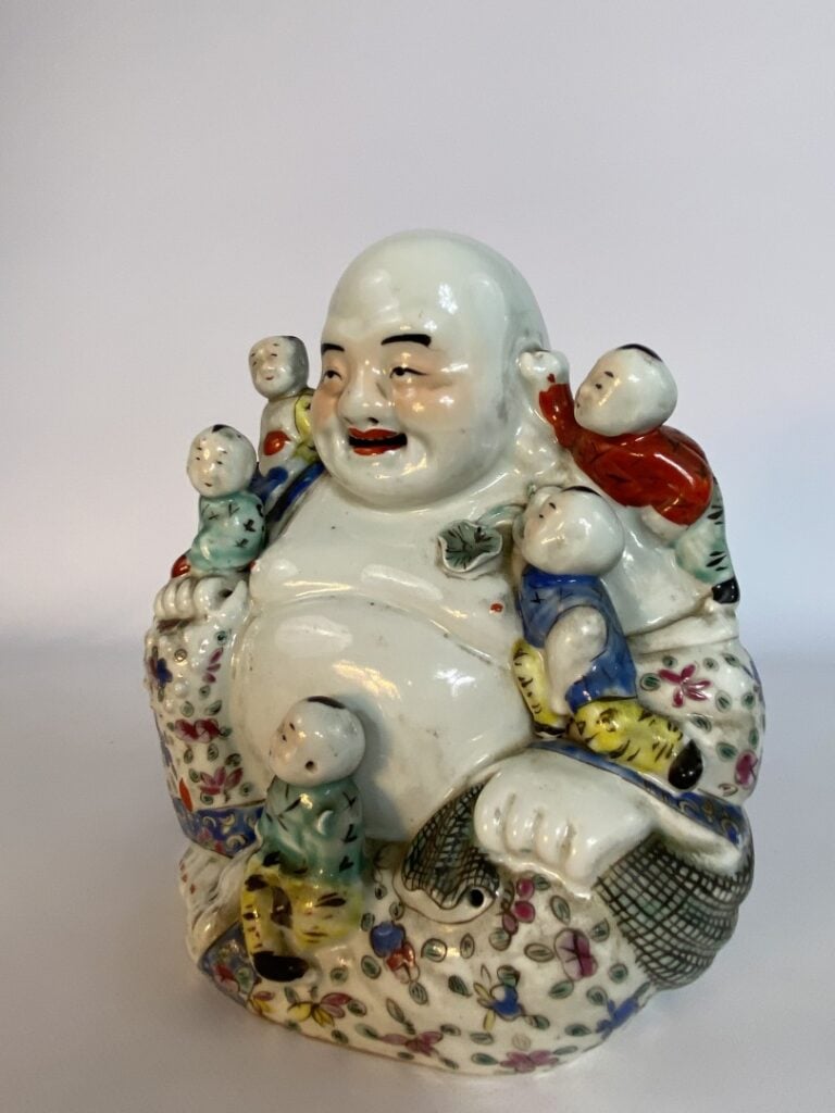 SUJET EN PORCELAINE MOULEE REPRESENTANT UN PUTAI / BOUDDHA RIEUR ENTOURE DE CIN…