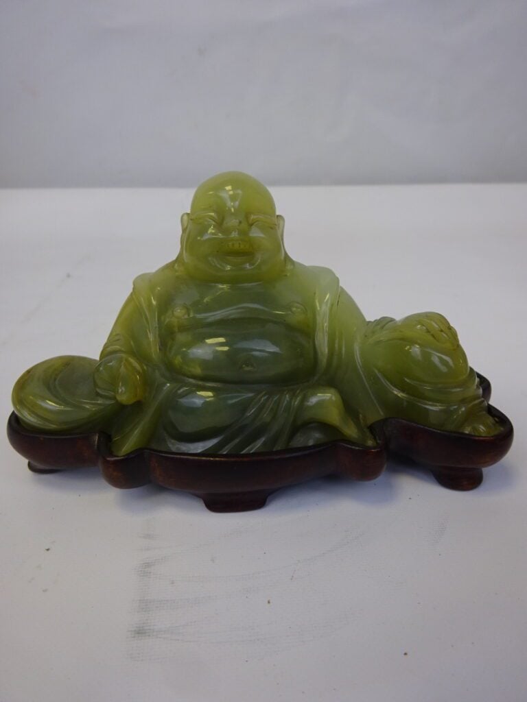 SUJET EN SERPENTINE A L'EFFIGIE D'UN BOUDDHA - Chine, XXe siècle - Budai assis.…