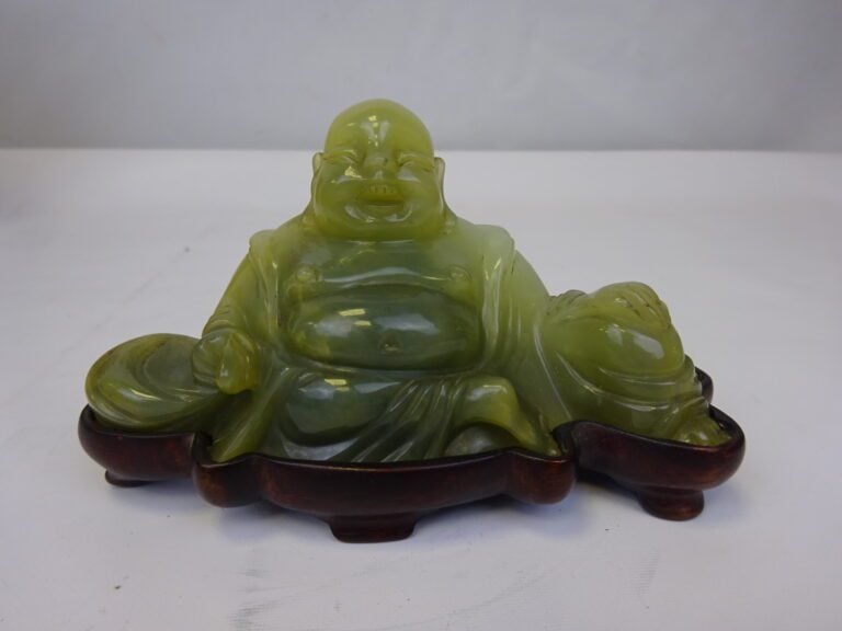 SUJET EN SERPENTINE A L'EFFIGIE D'UN BOUDDHA - Chine, XXe siècle - Budai assis.…