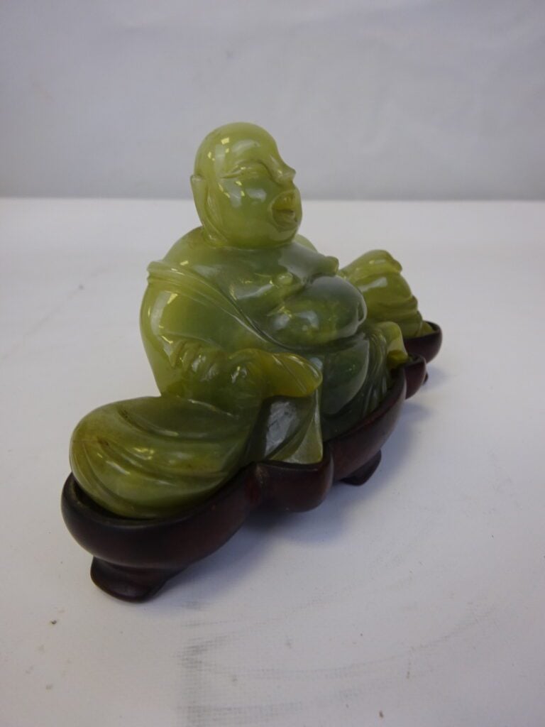 SUJET EN SERPENTINE A L'EFFIGIE D'UN BOUDDHA - Chine, XXe siècle - Budai assis.…