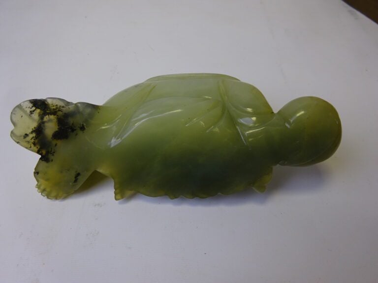 SUJET EN SERPENTINE A L'EFFIGIE D'UN BOUDDHA - Chine, XXe siècle - Budai assis.…
