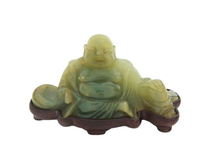 SUJET EN SERPENTINE A L'EFFIGIE D'UN BOUDDHA - Chine, XXe siècle - Budai assis.…