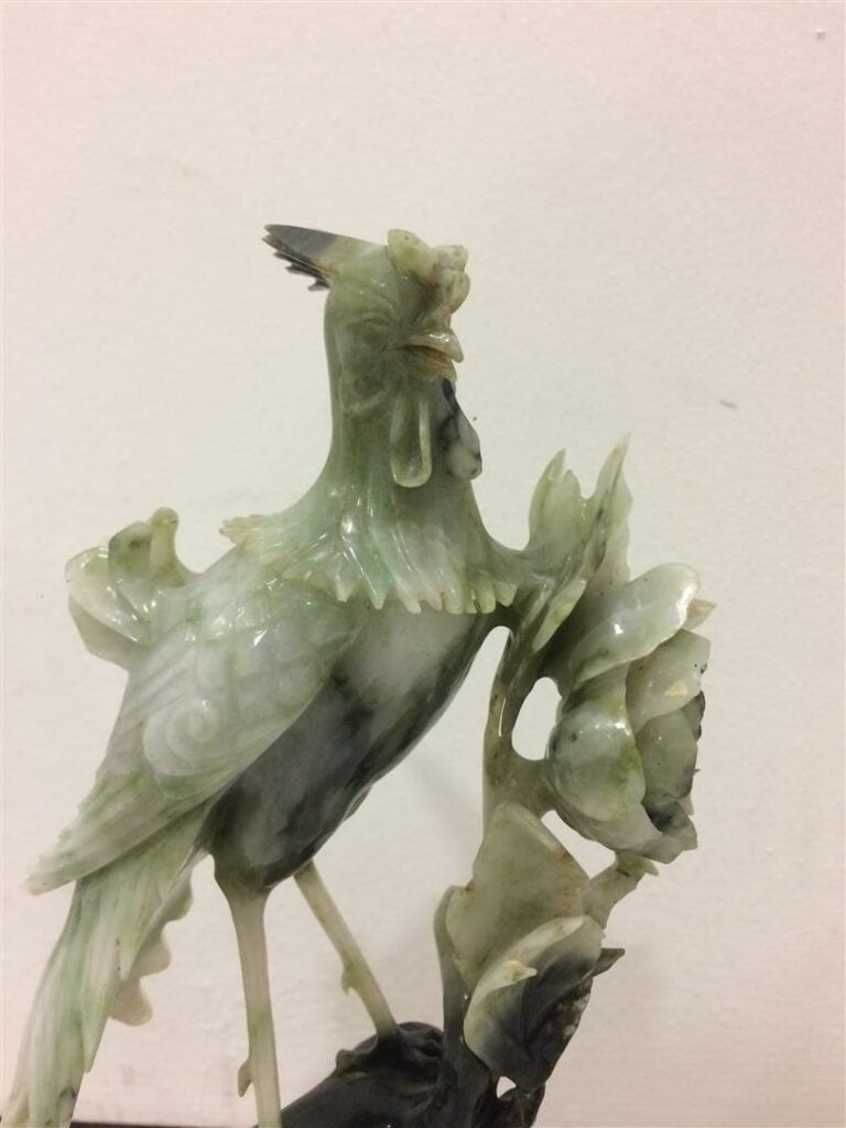 Sujet en serpentine verte représentant un volatile branché - Socle bois - Trava…