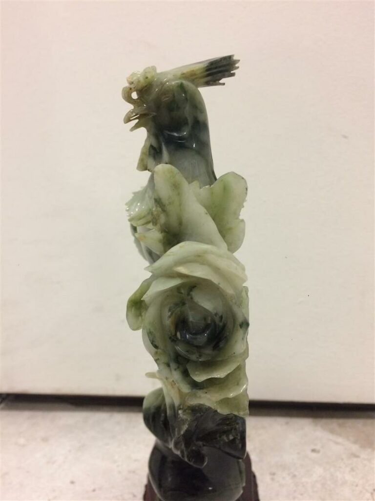 Sujet en serpentine verte représentant un volatile branché - Socle bois - Trava…