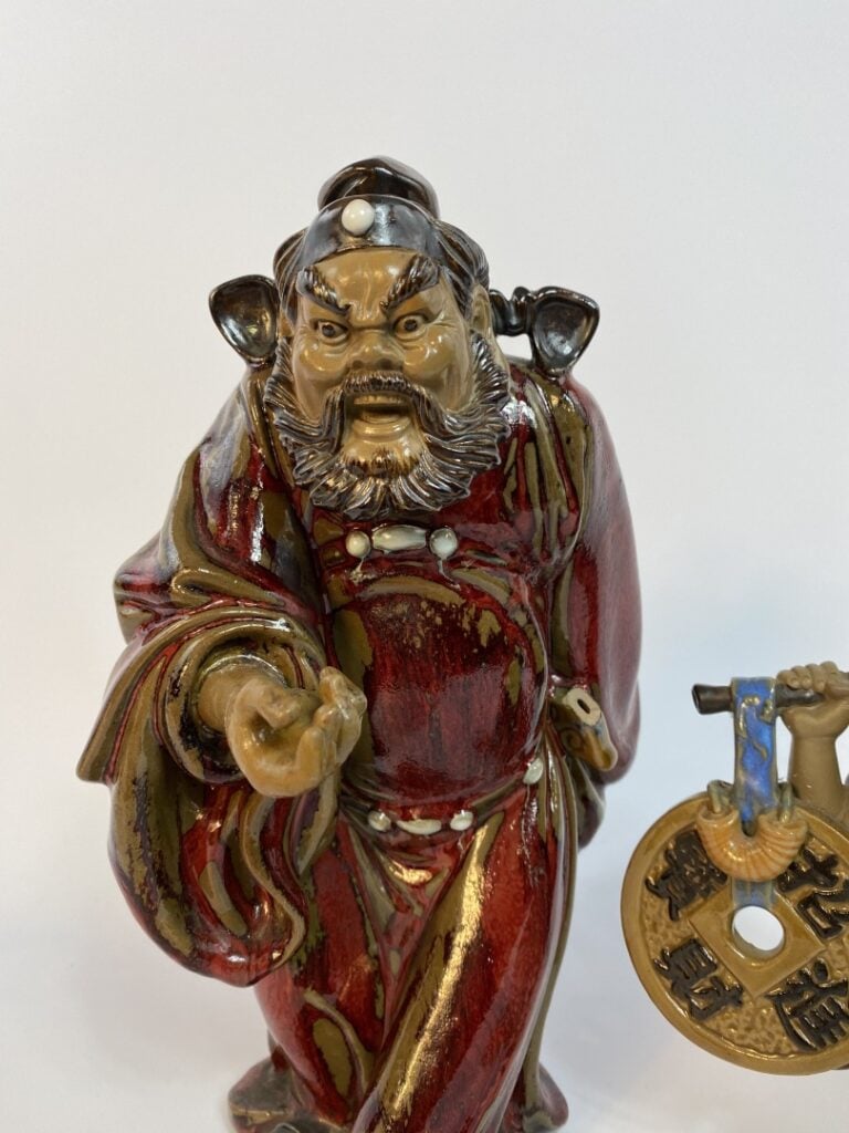 SUJET EN TERRE CUITE EMAILLE A LA GLACURE ROUGE, A L'EFFIGIE DE ZHONG KUI, CHAS…