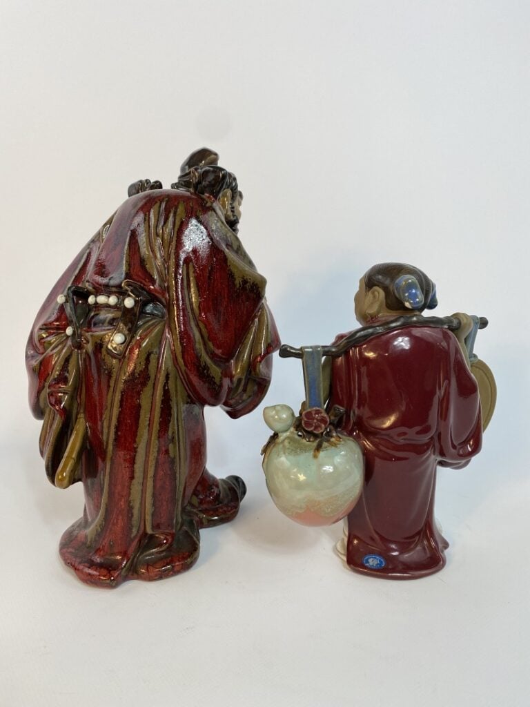 SUJET EN TERRE CUITE EMAILLE A LA GLACURE ROUGE, A L'EFFIGIE DE ZHONG KUI, CHAS…