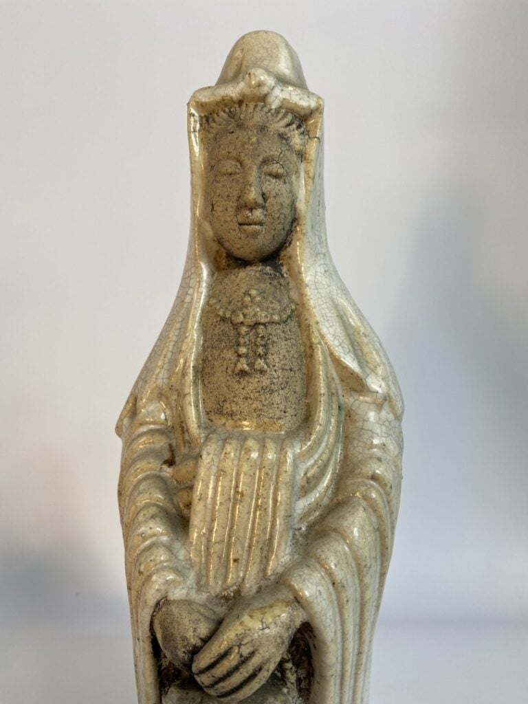 SUJET EN TERRE CUITE EMAILLEE CRAQUELEE A L'EFFIGIE DE KANNON - Japon - Elle es…