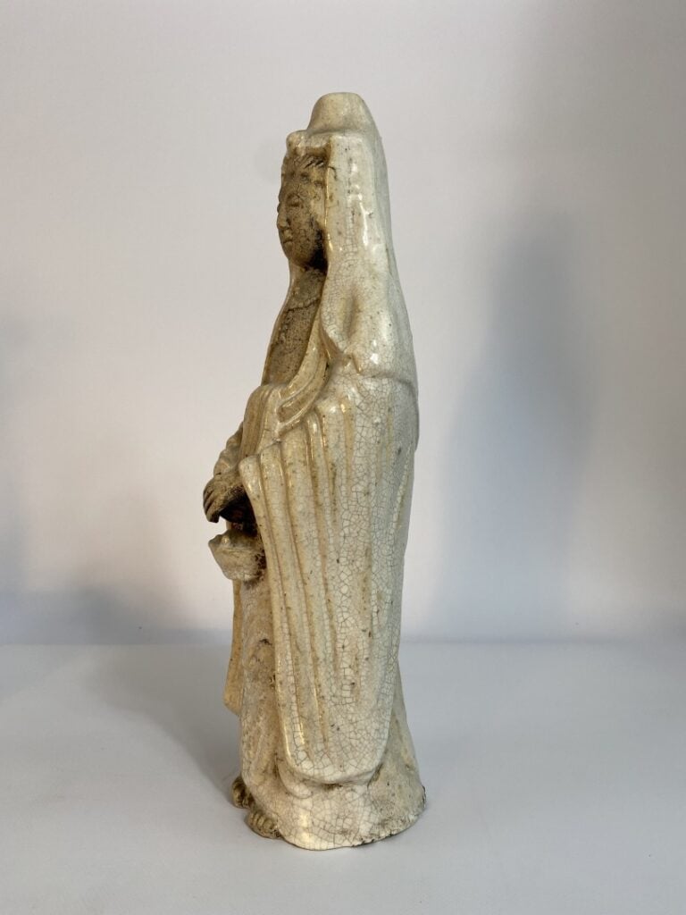 SUJET EN TERRE CUITE EMAILLEE CRAQUELEE A L'EFFIGIE DE KANNON - Japon - Elle es…