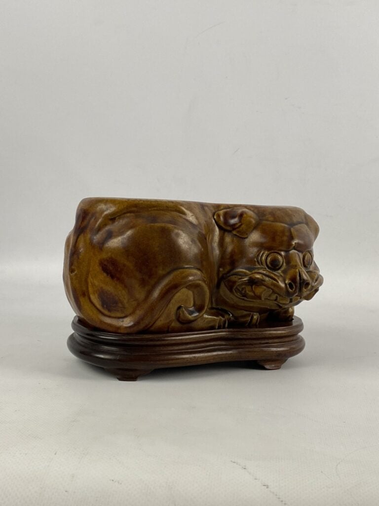 Sujet figurant un chien de Fô stylisé en terre cuite émaillée ocre - Socle en b…