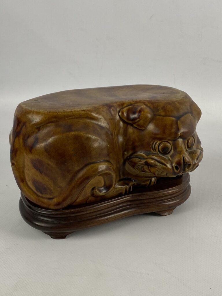 Sujet figurant un chien de Fô stylisé en terre cuite émaillée ocre - Socle en b…