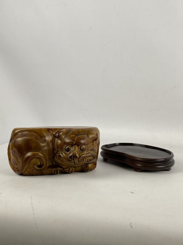 Sujet figurant un chien de Fô stylisé en terre cuite émaillée ocre - Socle en b…