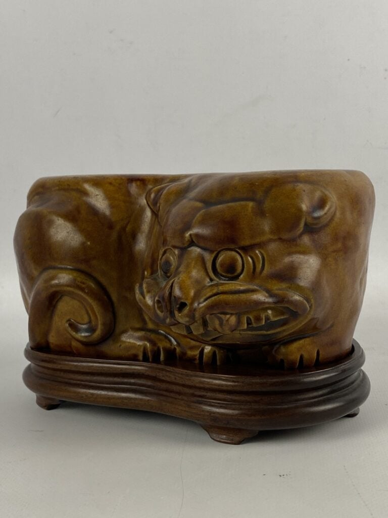 Sujet figurant un chien de Fô stylisé en terre cuite émaillée ocre - Socle en b…