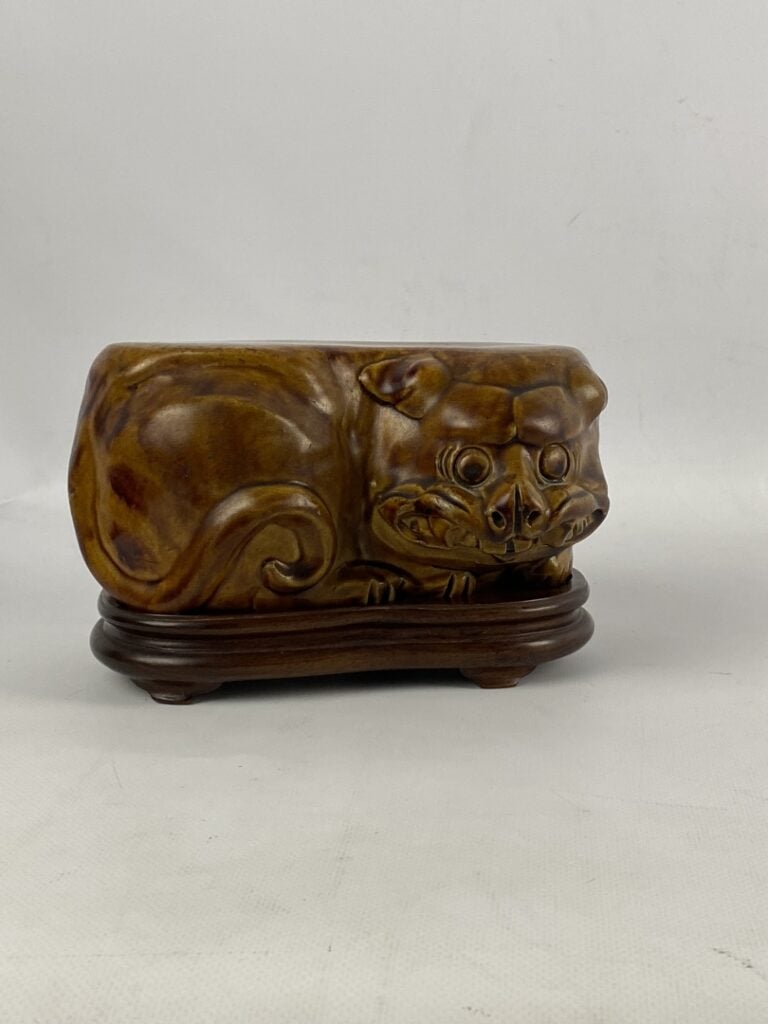 Sujet figurant un chien de Fô stylisé en terre cuite émaillée ocre - Socle en b…