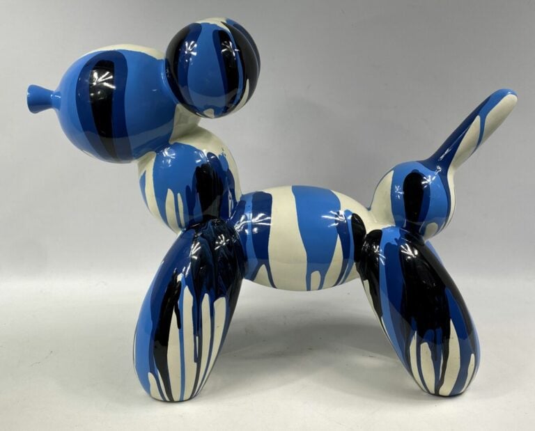 Sujet figurant un chien en résine émaillée dans les tons bleu et noir sur fond…