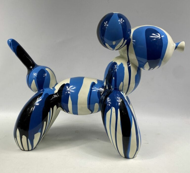 Sujet figurant un chien en résine émaillée dans les tons bleu et noir sur fond…