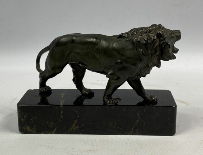 Sujet Lion rugissant en bronze patiné - Socle rectangulaire en marbre noir (acc…