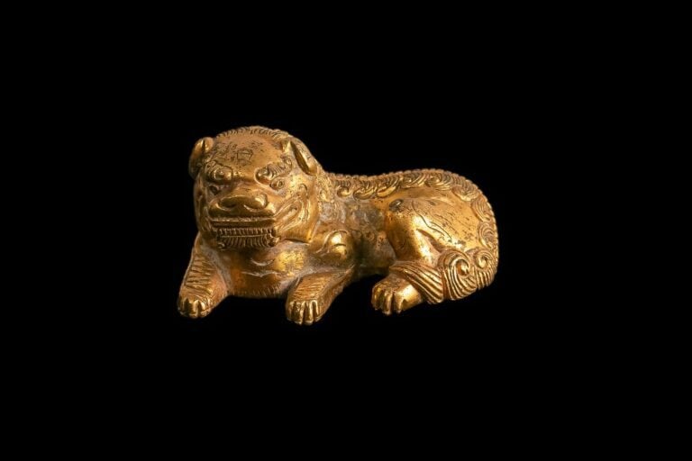 [/] SUJET / PRESSE-PAPIER EN BRONZE DORE FORMANT BÊTE MYTHIQUE - Chine, Moderne…