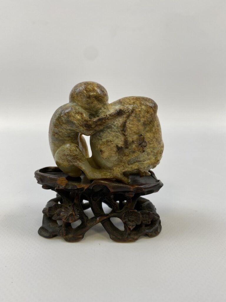SUJET / PRESSE-PAPIERS EN JADE NEPHRITE SCULPTE A L'EFFIGIE D'UN SINGE A LA PEC…