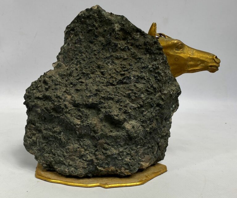 Sujet représentant une tête de cheval sculptée en métal doré inscrite dans une…