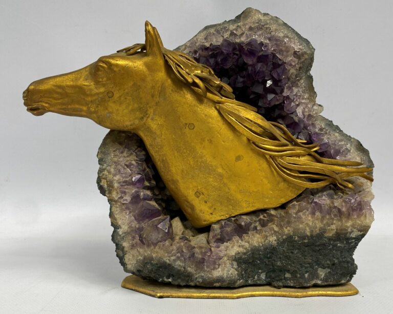 Sujet représentant une tête de cheval sculptée en métal doré inscrite dans une…