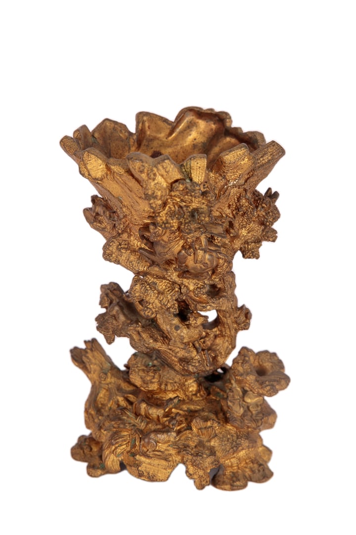 Support de coupe en bronze doré et sculpté à décor tournant de scène de chasse…