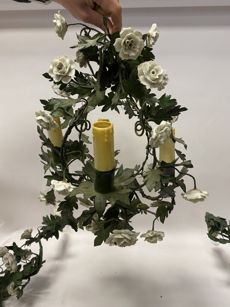 Suspension et deux appliques en fer et fleurs en porcelaine.