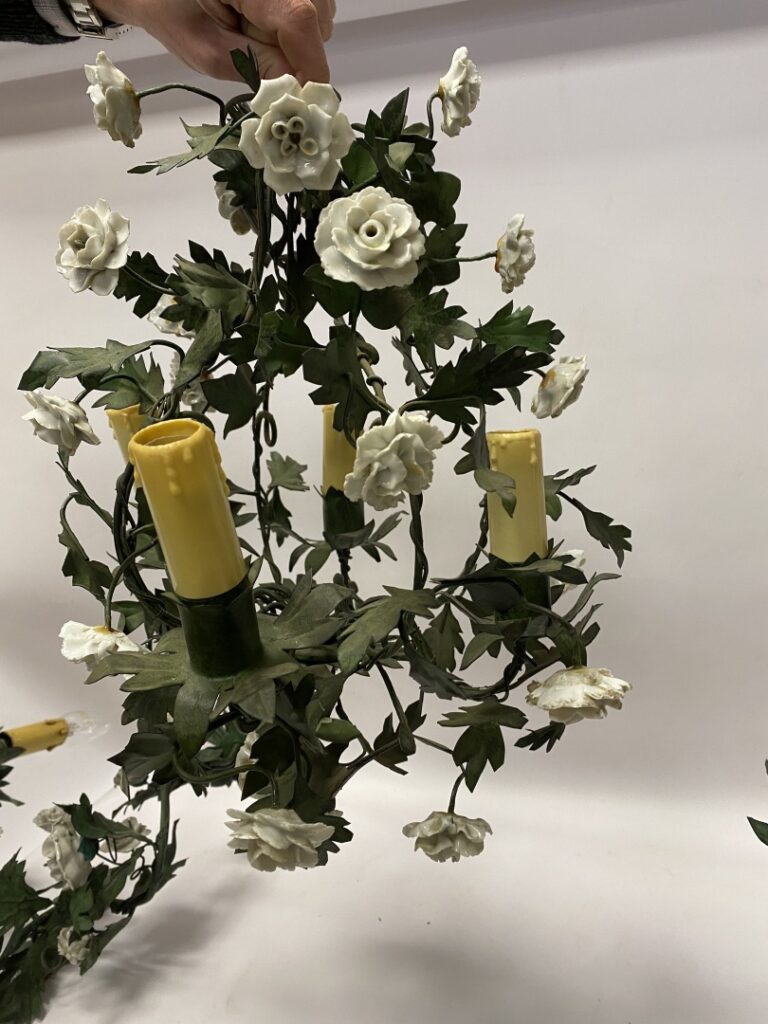 Suspension et deux appliques en fer et fleurs en porcelaine.