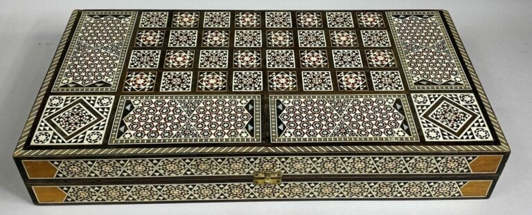 SYRIE - Boîte à jeu de forme rectangulaire en bois marqueté avec incrustations…