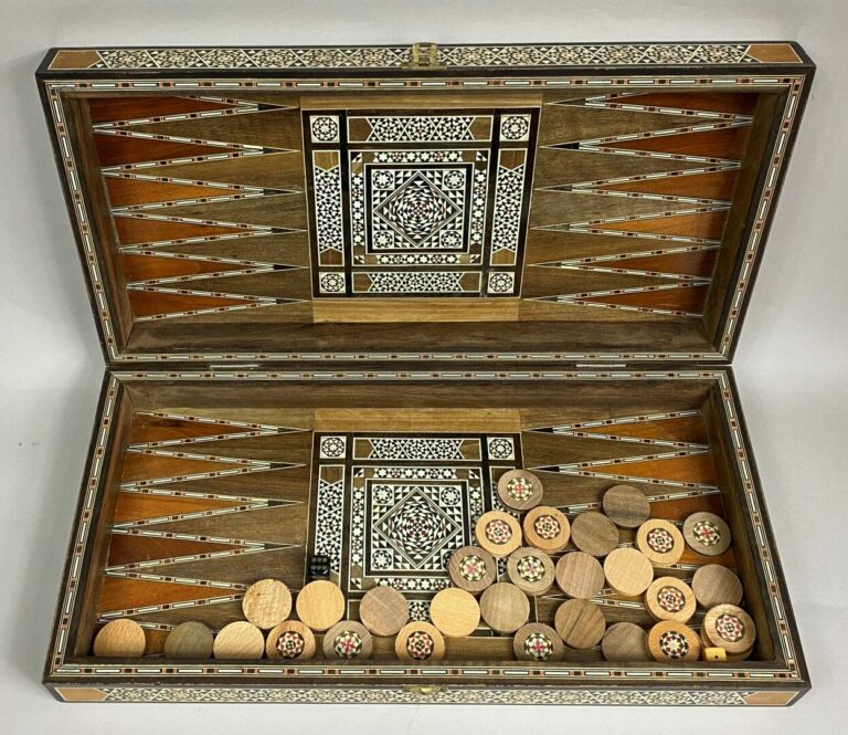 SYRIE - Boîte à jeu de forme rectangulaire en bois marqueté avec incrustations…