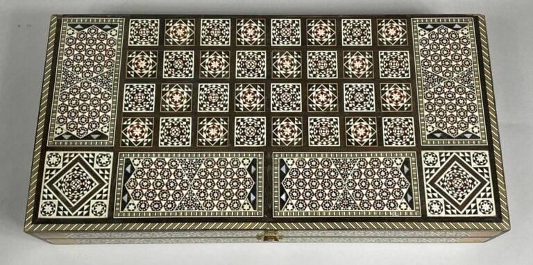 SYRIE - Boîte à jeu de forme rectangulaire en bois marqueté avec incrustations…