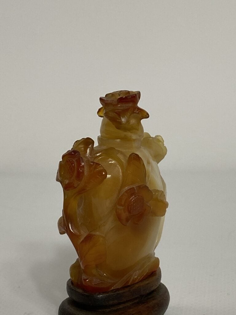 TABATIERE EN AGATE(?) - Chine - De forme ovoïde, elle est sculptée de fleurs et…