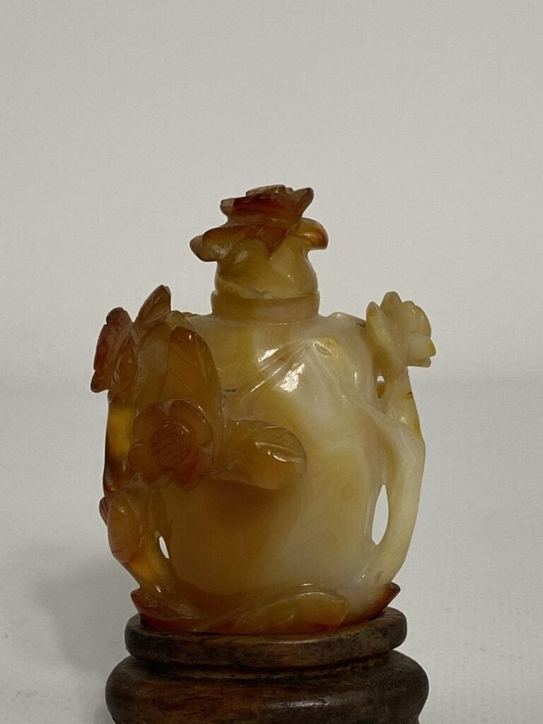 TABATIERE EN AGATE(?) - Chine - De forme ovoïde, elle est sculptée de fleurs et…