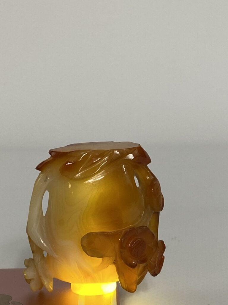 TABATIERE EN AGATE(?) - Chine - De forme ovoïde, elle est sculptée de fleurs et…