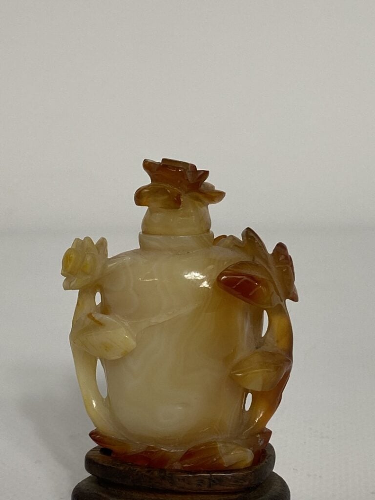 TABATIERE EN AGATE(?) - Chine - De forme ovoïde, elle est sculptée de fleurs et…