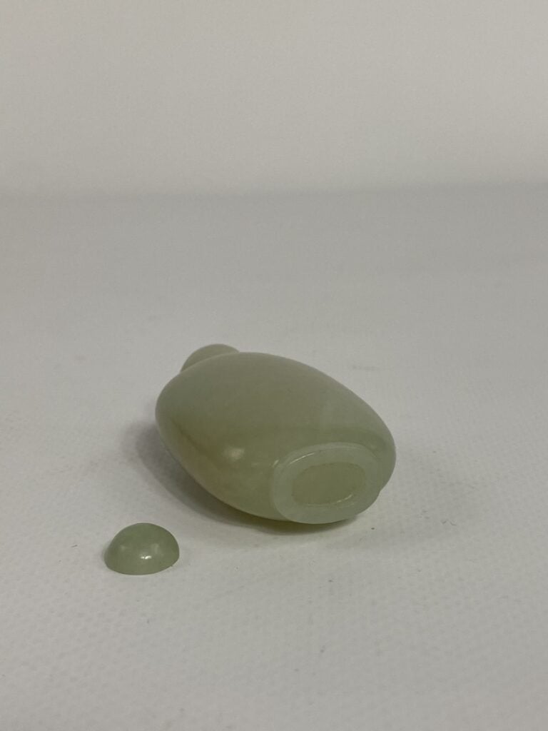 TABATIERE EN JADE NEPHRITE BLANC - Chine - A panse ovoïde rectangulaire en mépl…