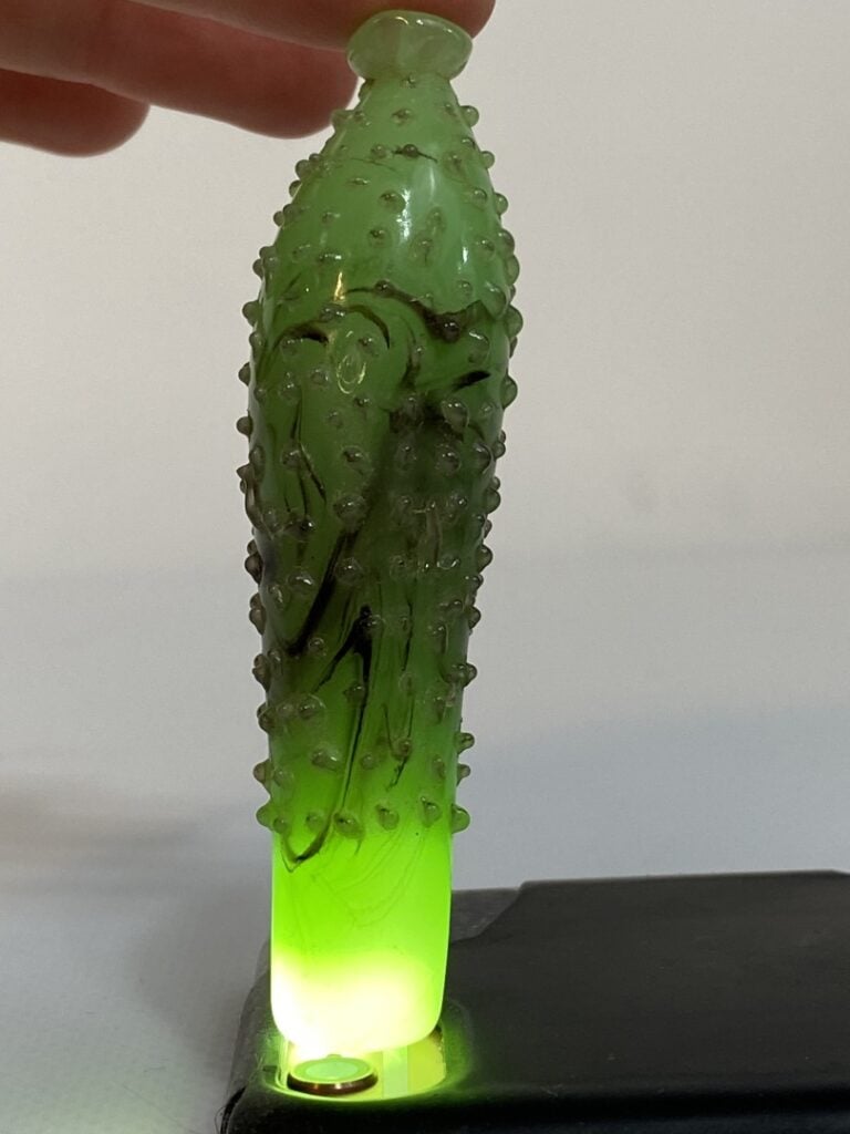 TABATIERE EN VERRE "VERT POMME" - Chine, - De forme allongée ressemblant à une…