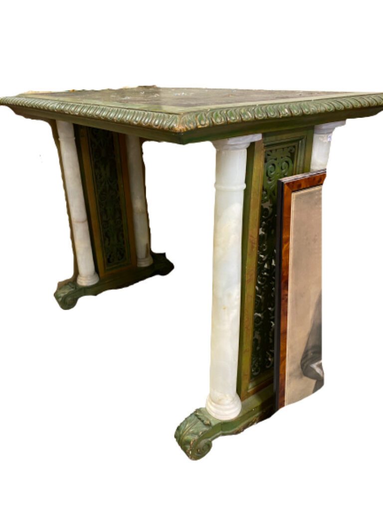 Table à écrire en bois peint posant sur un piètement formé de quatre colonnette…