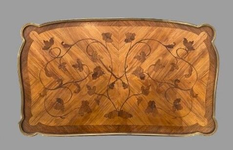 Table à écrire en placage de bois exotique ouvrant par une tablette en ceinture…