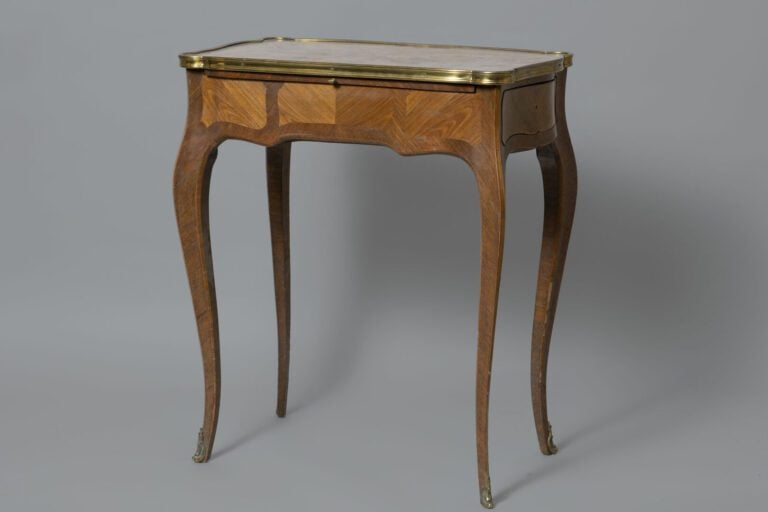 Table à écrire en placage de bois exotique ouvrant par une tablette en ceinture…