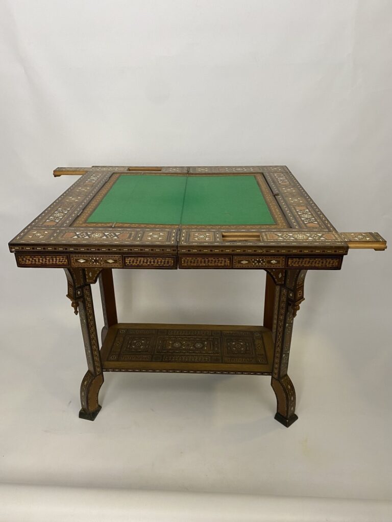 Table à jeux en marqueterie de bois exotique et nacre à décor de motifs géométr…