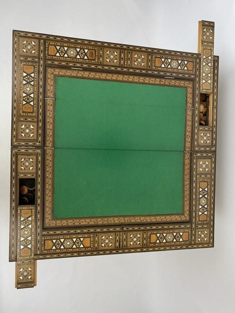 Table à jeux en marqueterie de bois exotique et nacre à décor de motifs géométr…